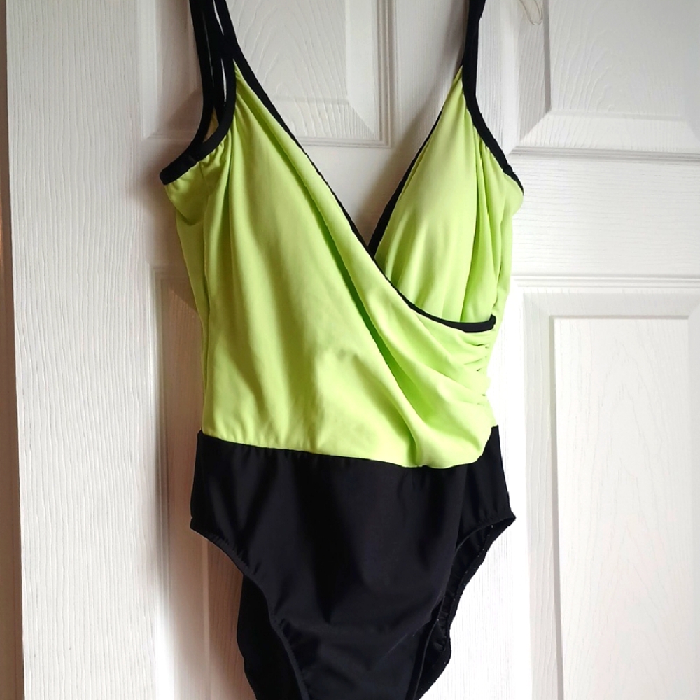 Beautiful 1 PC Suit By TRIMSHAPER.sz 12